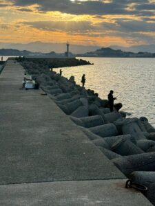 テトラの上に立つ釣り人は多い。でも一度足を滑らせたら骨折 、頭部外傷 、溺死 、救助不能による低体温症。これらが現実的に起こり得る場所。釣太郎