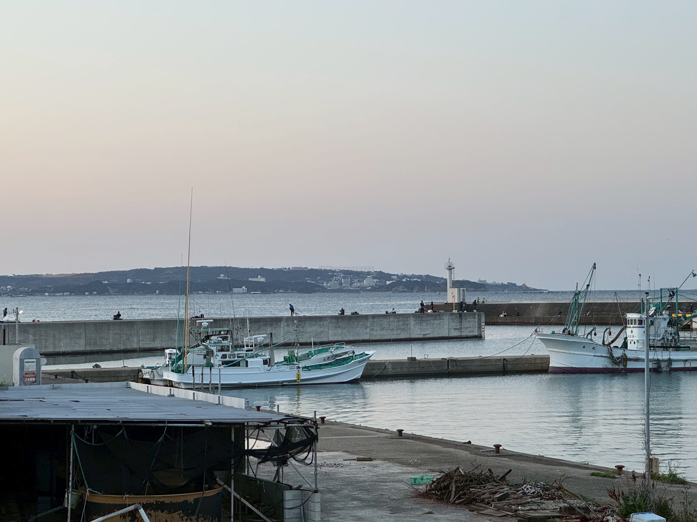 夜明け時から釣り人でにぎわっているみなべ店前堤防。天気がいいの日曜日は多い！3月1日。釣太郎