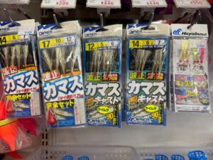 今朝みなべ店前でカマスがヒット。使っていたルアーはこれ。カマスサビキ。釣太郎