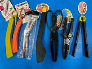 フィッシュグリップは魚つかみ道具。刺毒魚対策に非常に有効。手を汚さず針を外せる。初心者ほど持っておきたい道具。釣太郎