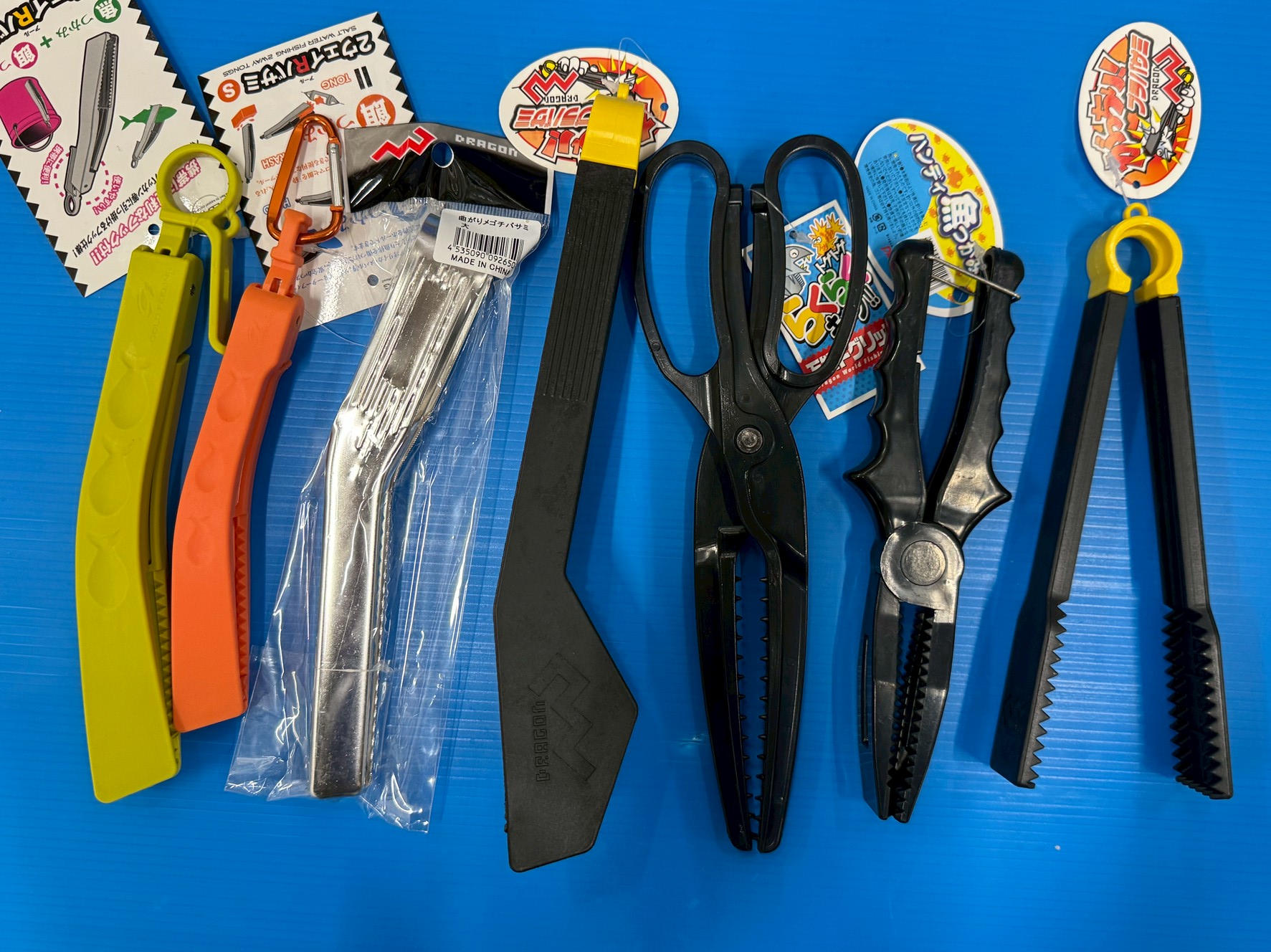 フィッシュグリップは魚つかみ道具。刺毒魚対策に非常に有効。手を汚さず針を外せる。初心者ほど持っておきたい道具。釣太郎