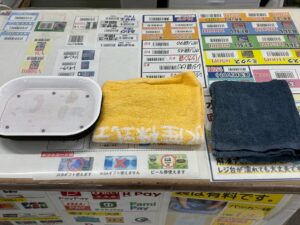 レジカウンター上にタオル置いているので、手が濡れたらお気軽にご利用ください。釣太郎