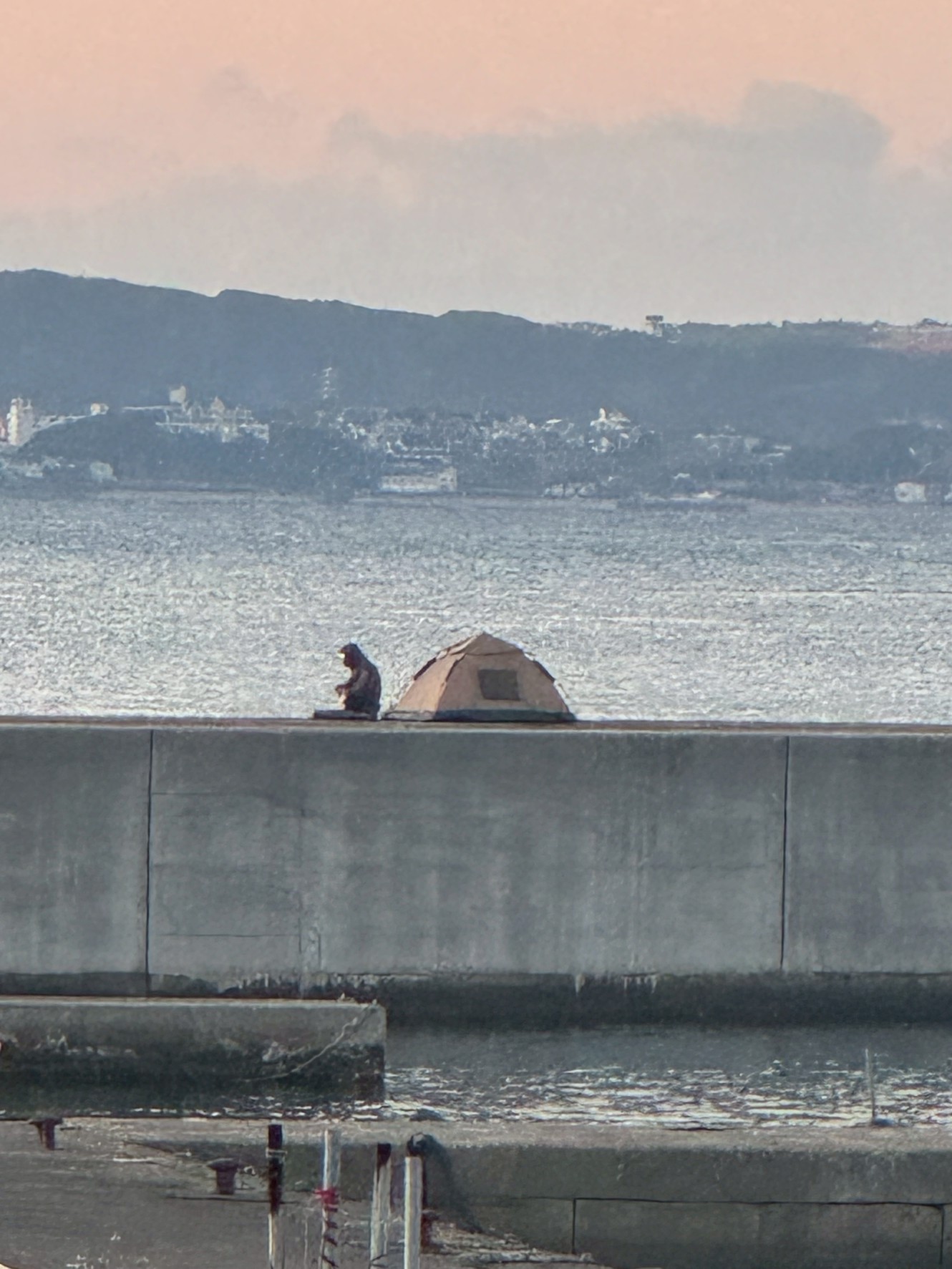 堤防テント釣りの季節がやってきました。 暖かくなり、魚も動き始め、都会からの遠征組にはたまらない時期です。釣太郎