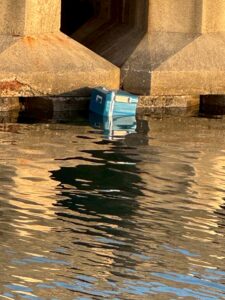 海に落としらクーラーボックス。釣り道具はうっかり落としてしまうことがあります。釣太郎
