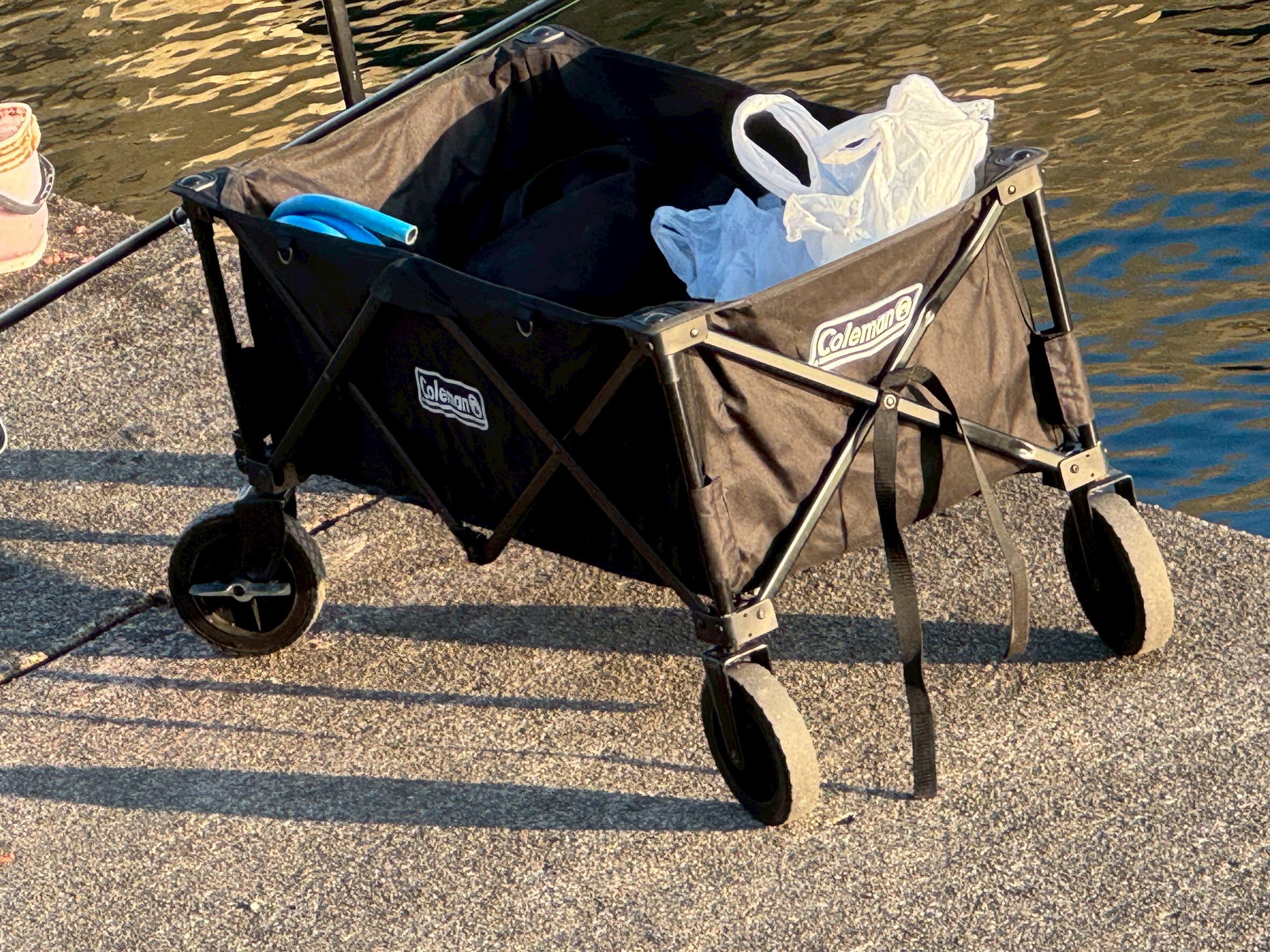 堤防で見かける「大型ワゴン」が遠征組に支持される理由。釣太郎