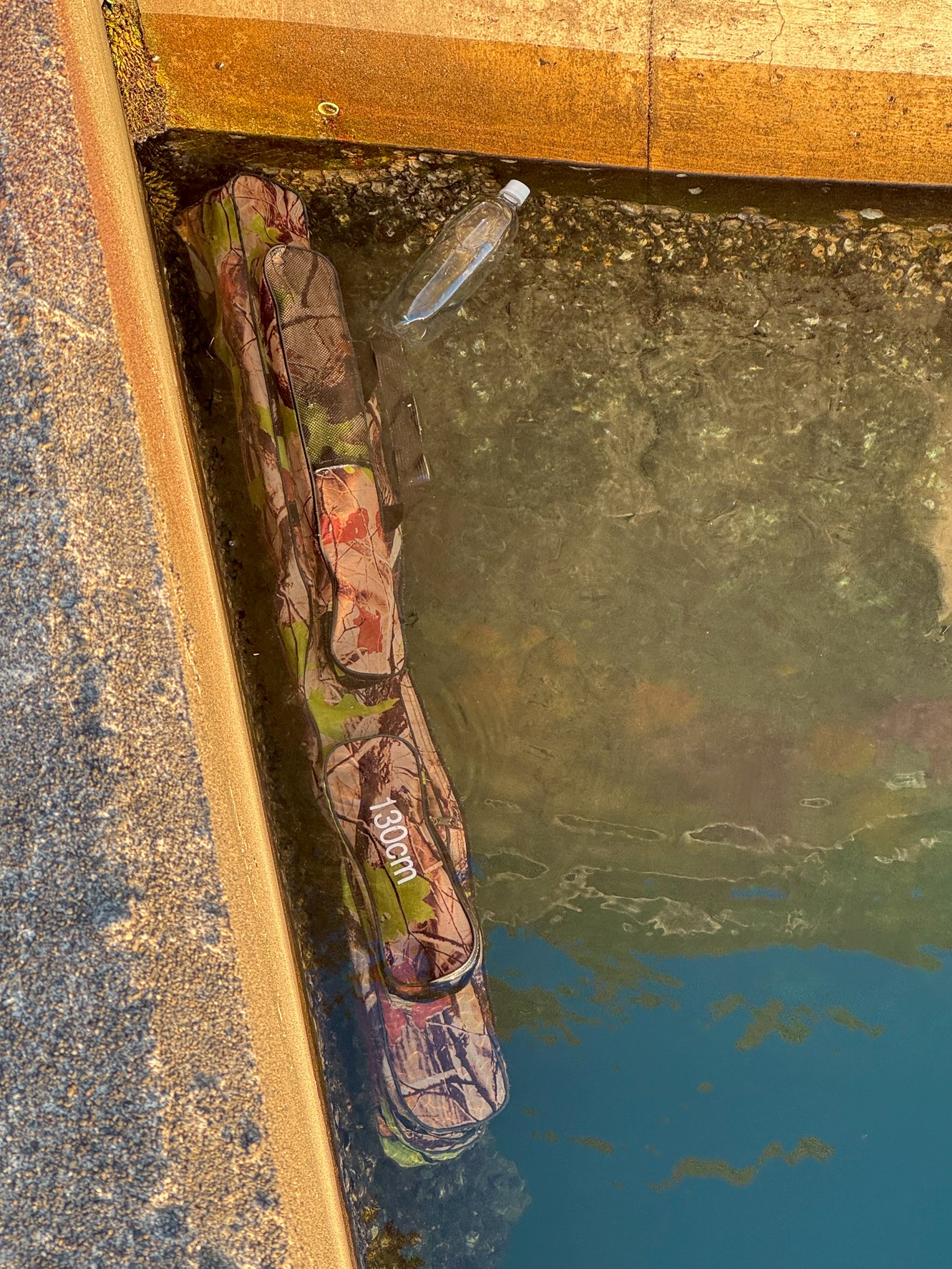 風で竿ケースが海にドボン！竿ケースが海に漂っている。釣太郎