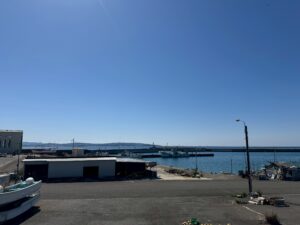 釣太郎みなべ店前堤防は、平日でもお天気がいいと釣り人で賑わいます。3月11日水曜日