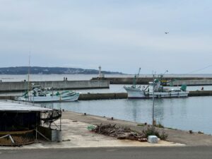 アジ、チヌ、カマス狙いのみなべ店前堤防釣り人。3月13日金曜日