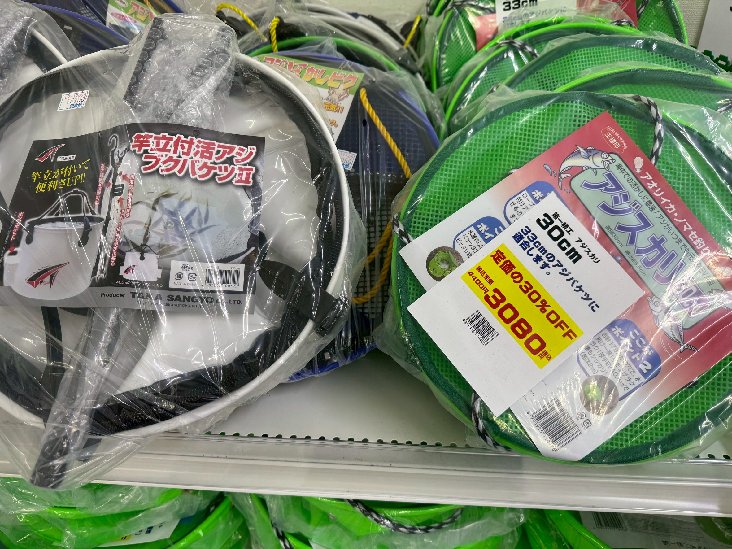 海釣りとチャックは相性が悪く、すぐに錆びて機能不全に陥ります。釣太郎