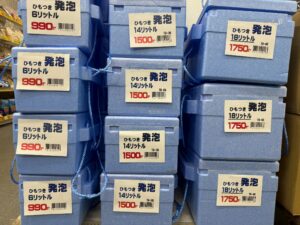 春になると一気に売れ始めるひも付き発泡クーラーBOX.釣太郎