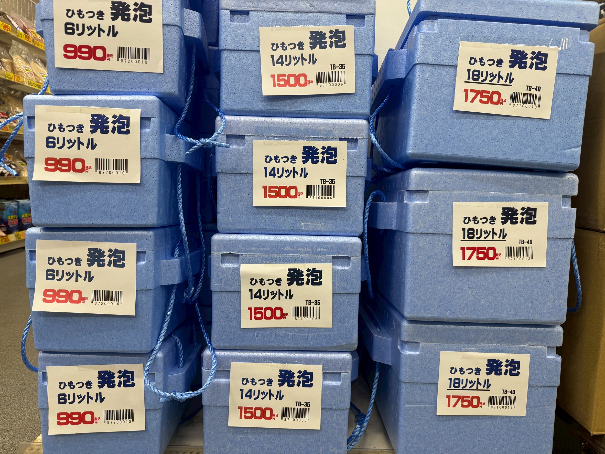 春になると一気に売れ始めるひも付き発泡クーラーBOX.釣太郎