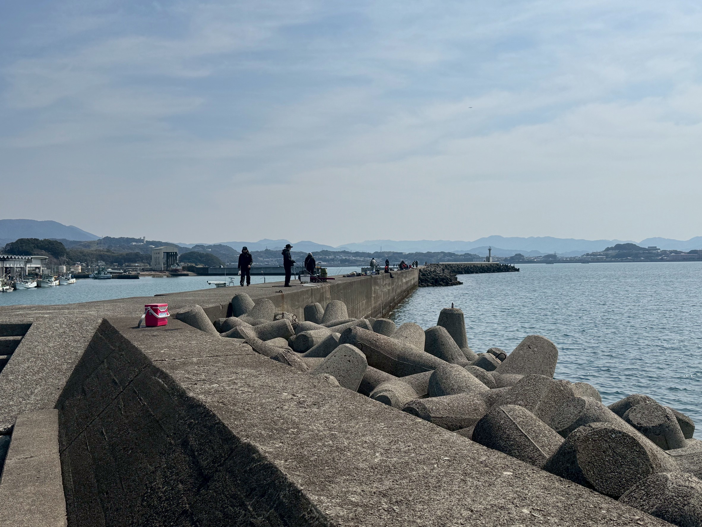 ３連休中日、お天気がいいのであちこち釣り人で溢れています。３月21日土曜日釣太郎みなべ店前堤防の様子