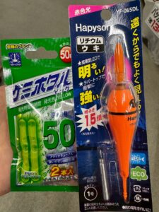ケミホタル対デンキウキ。明るさ差は5倍以上（特に50mで決定的）。初心者で「見えなくてストレス」なら電気ウキから入門が正解。釣太郎