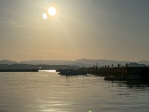 3連休最終日ですが、お天気にも恵まれ、釣太郎みなべ店前堤防は釣り人でごった返しています。3月22日日曜日。