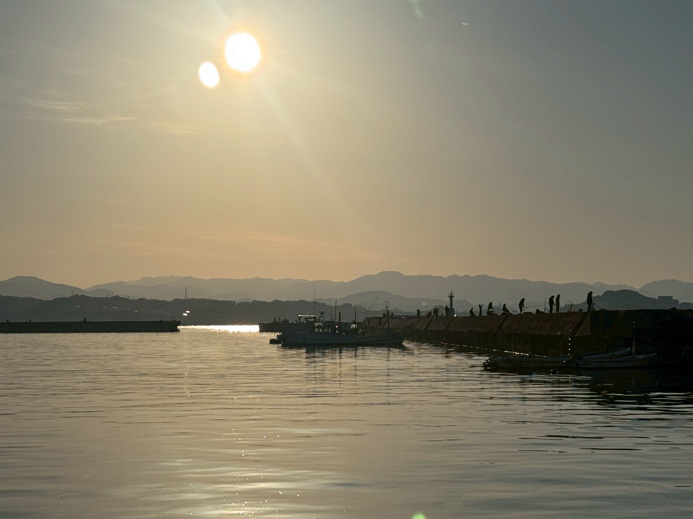 3連休最終日ですが、お天気にも恵まれ、釣太郎みなべ店前堤防は釣り人でごった返しています。3月22日日曜日。