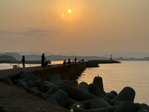 お天気がいい週末は、朝一番が最高に気持ちがいい季節です。今朝もみなべ堺堤防は釣り人で賑わっています。釣太郎