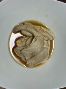 大丈夫かな？と思いながら口に入れたのですが、何とサバの香りが漂ってきました。クリーミーで非常に美味。白子の中でもトップクラスの旨さです。釣太郎