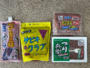 チューブ式のサビキ三昧は800ｇ690円。バケツ型のサビキクラブは550ｇ690円。パックに入ったつり兵衛は1800ｇ990円。冷凍アミエビは1キロ500円。釣太郎