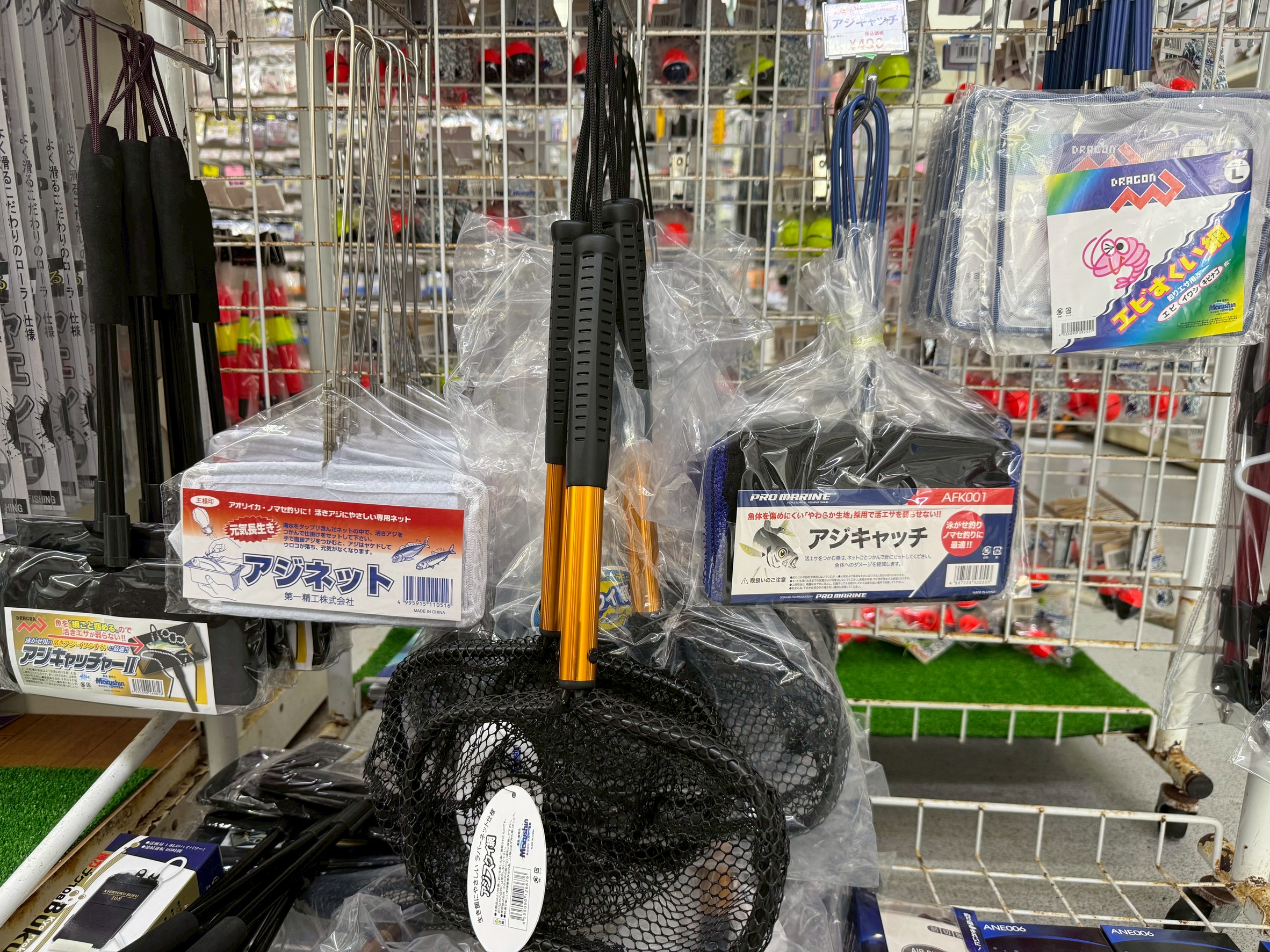 アオリイカのヤエン釣りやウキ釣りに出かける際、意外と忘れがちなアイテムのナンバーワンがアジすくい網。釣太郎